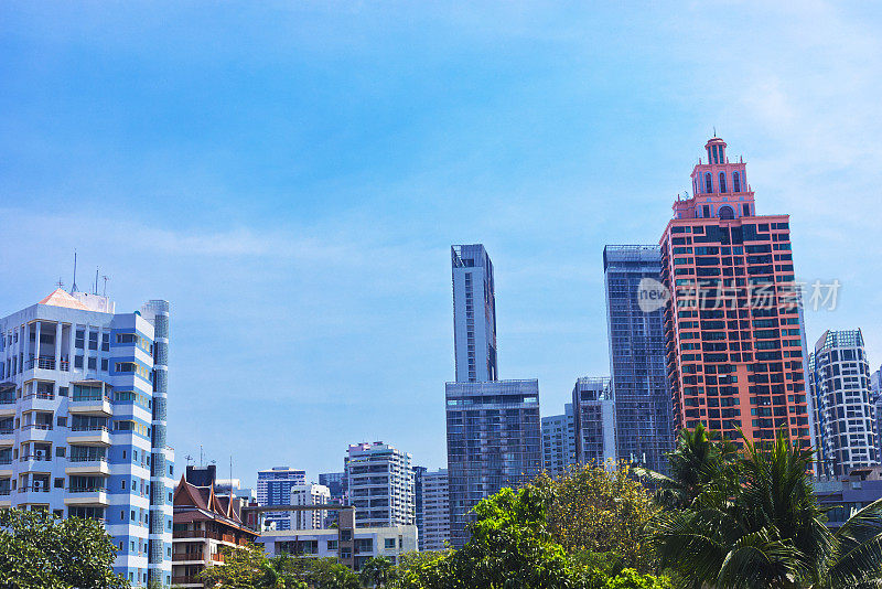 阿索克和Khlong Toie之间的曼谷天际线，靠近Benjakiti公园